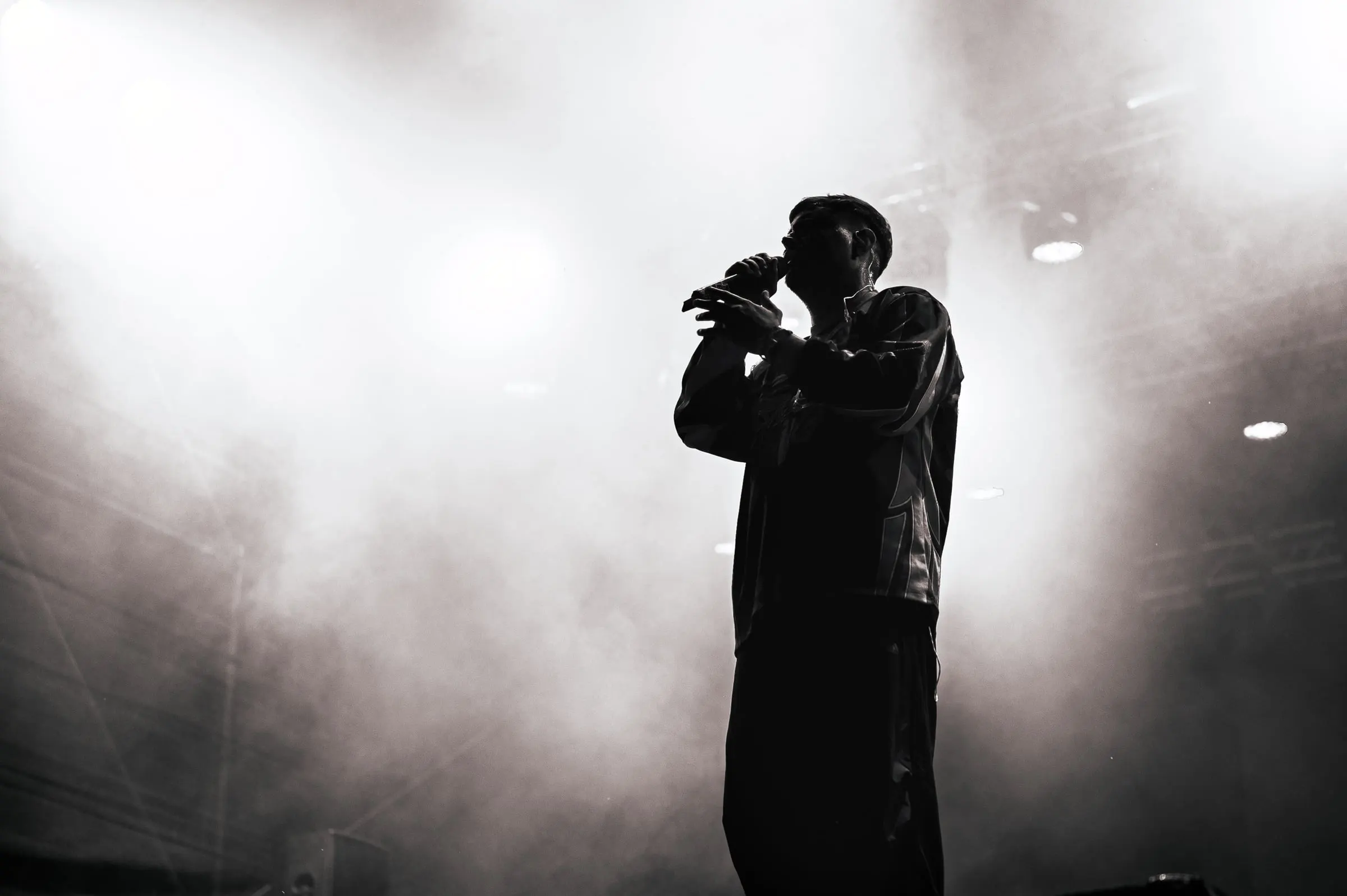 Artist cântând live pe scenă · Festivaluri · FBMark Events