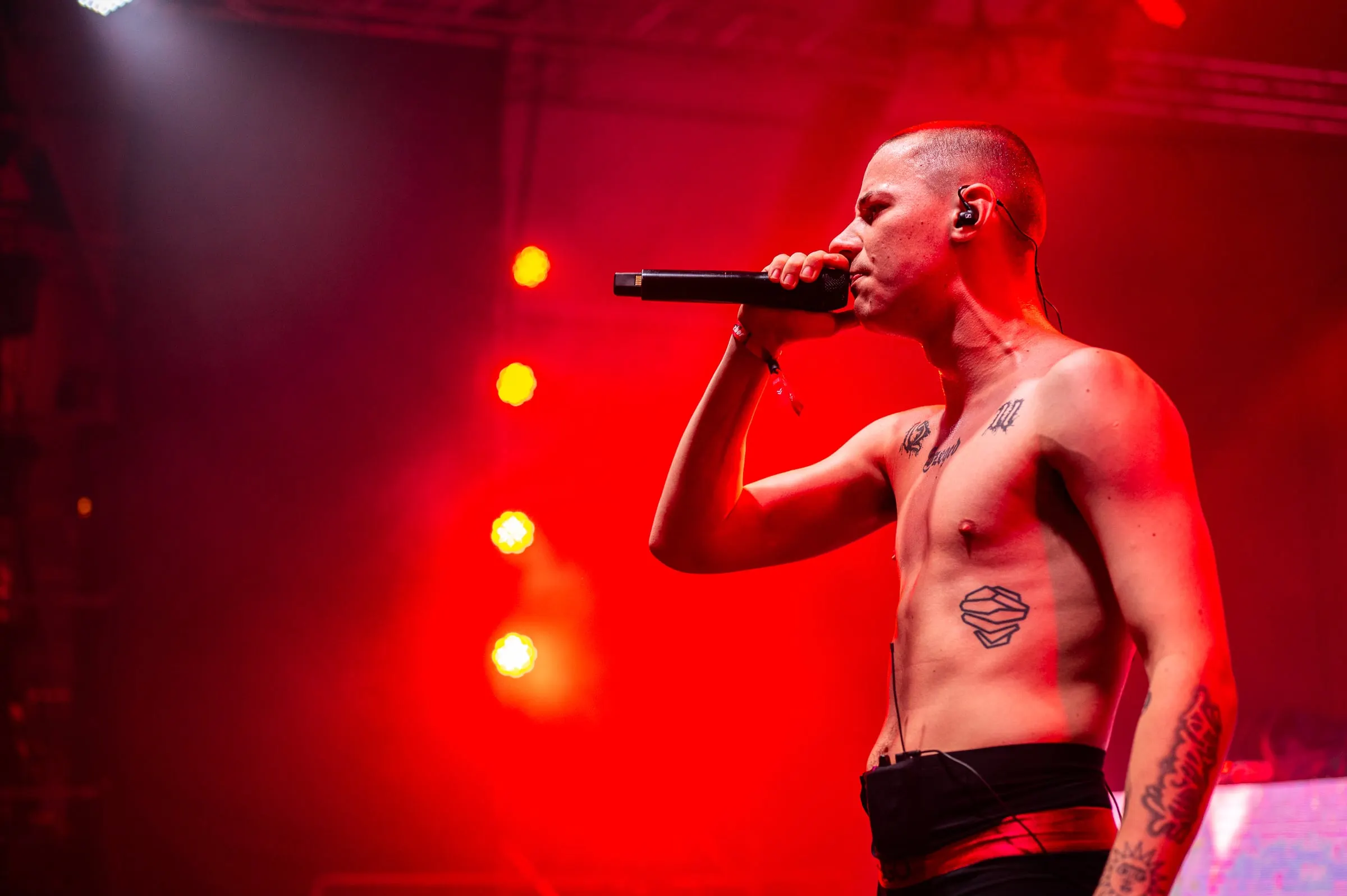 Artist cântând live pe scenă · Festivaluri · FBMark Events