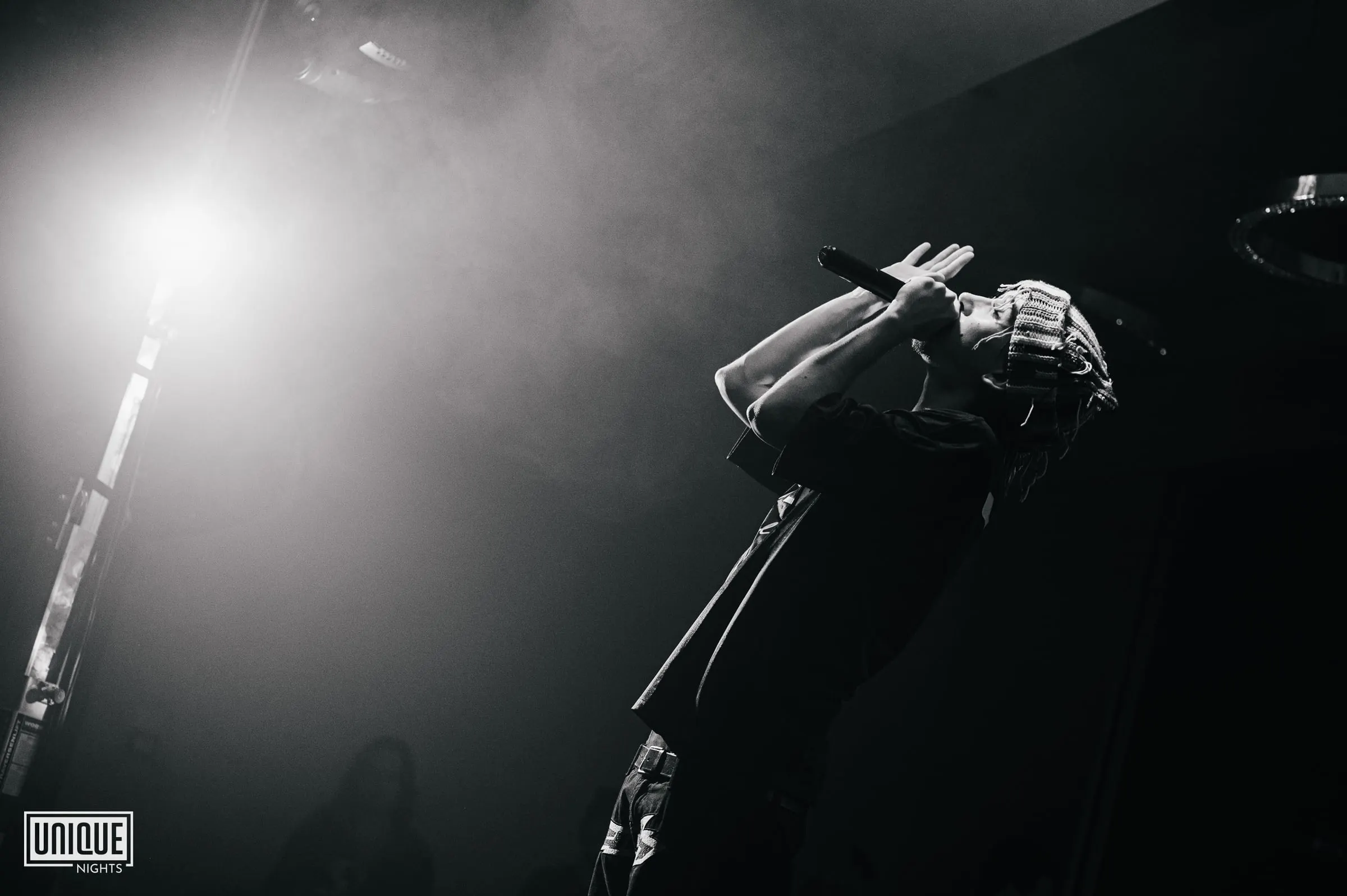 Artist cântând live pe scenă · Evenimente · FBMark Events