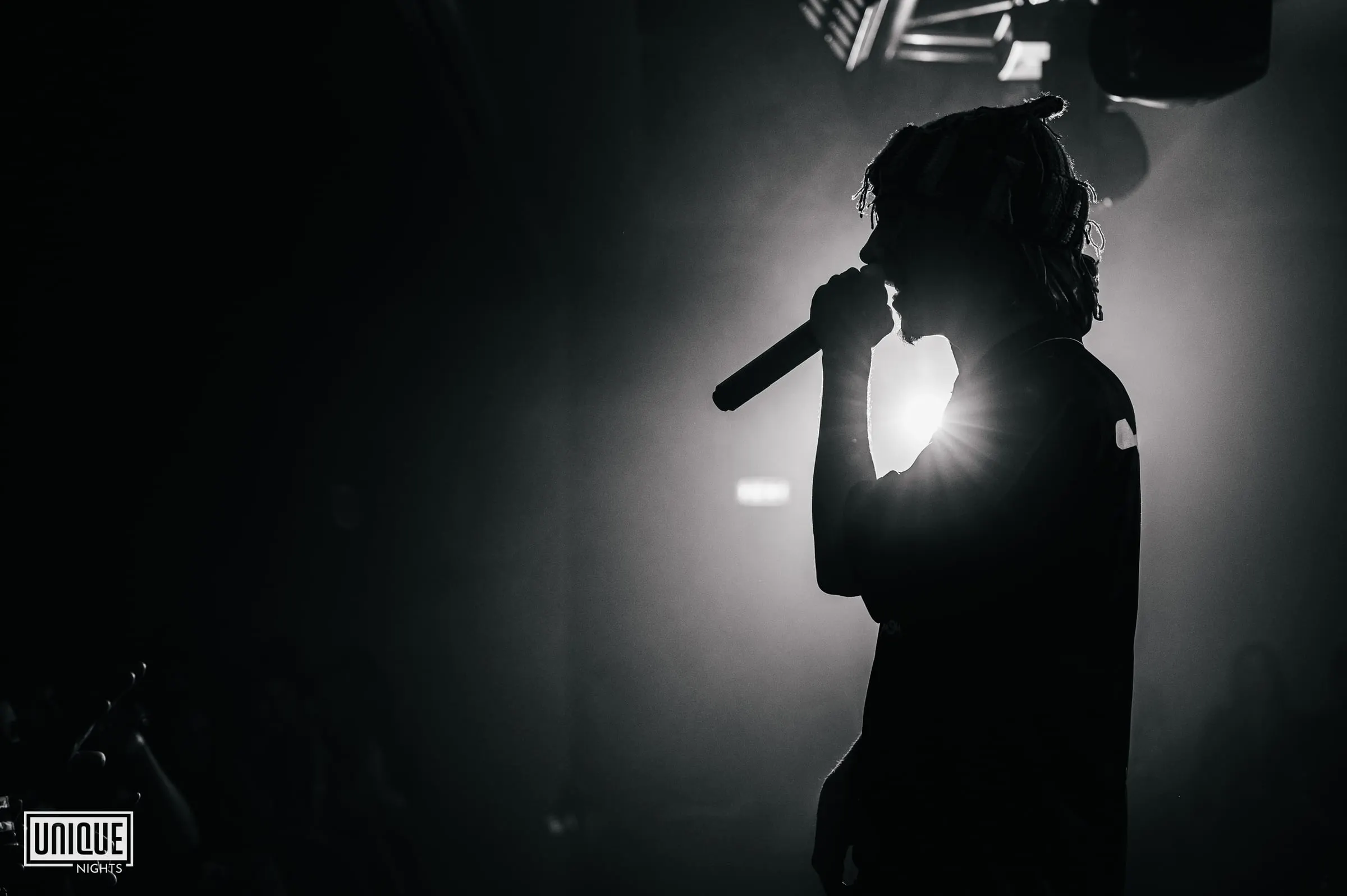 Artist cântând live pe scenă · Evenimente · FBMark Events