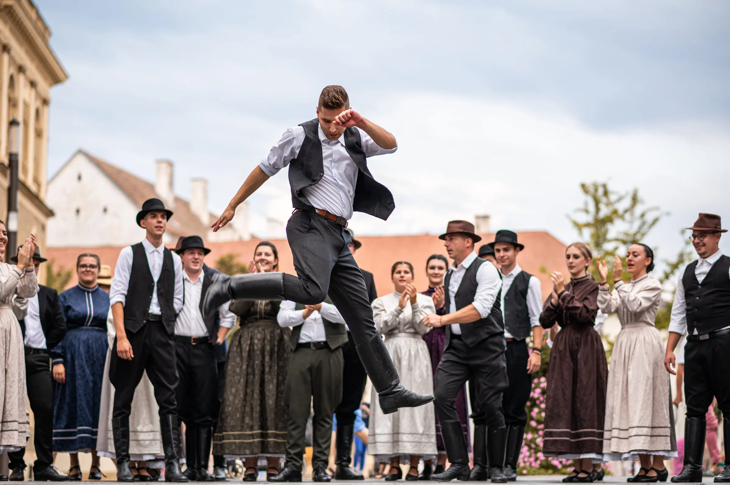 Dansuri tradiționale în piața orașului · Evenimente · FBMark Events