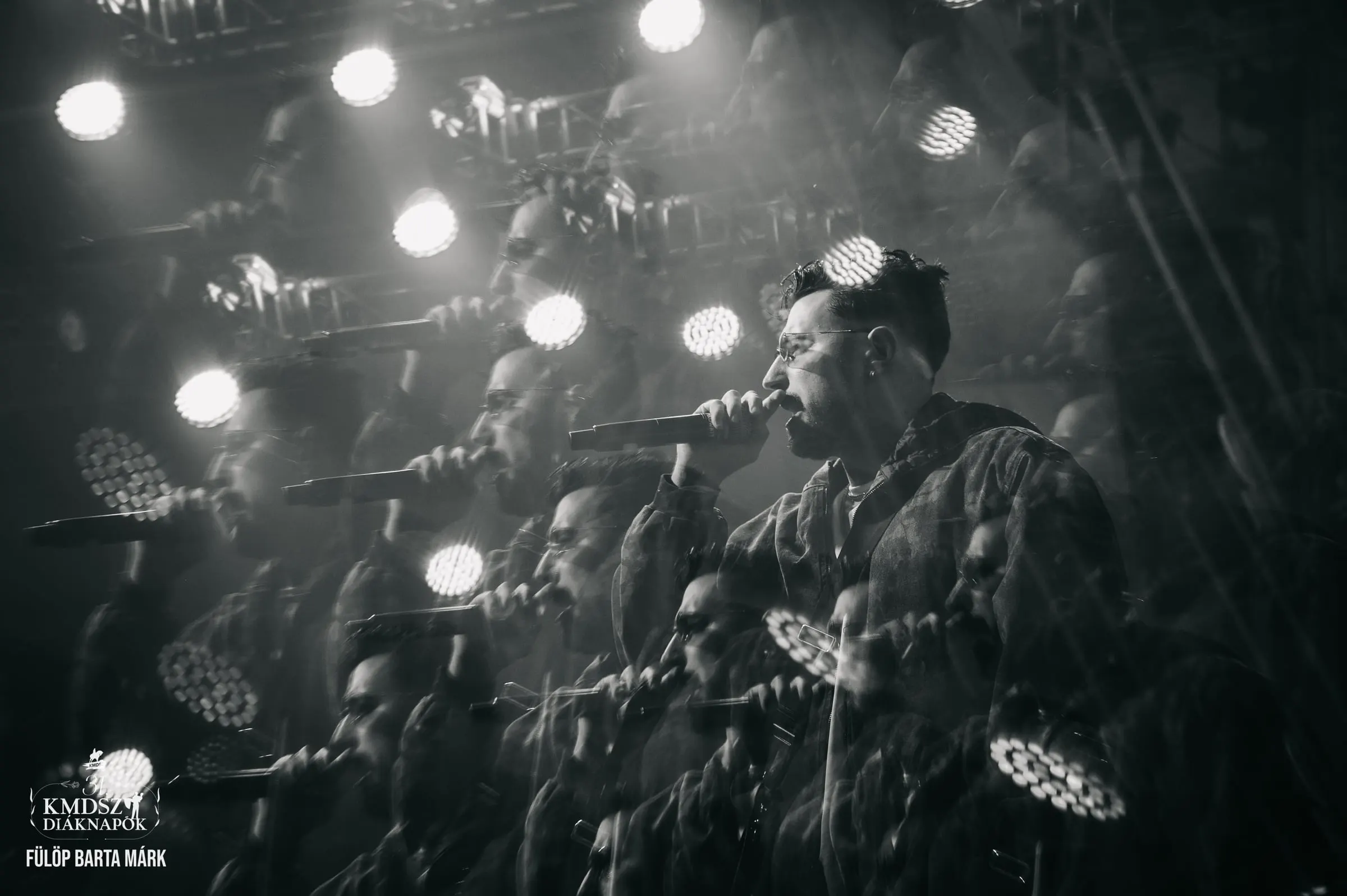 Artist cântând live pe scenă · Festivaluri · FBMark Events
