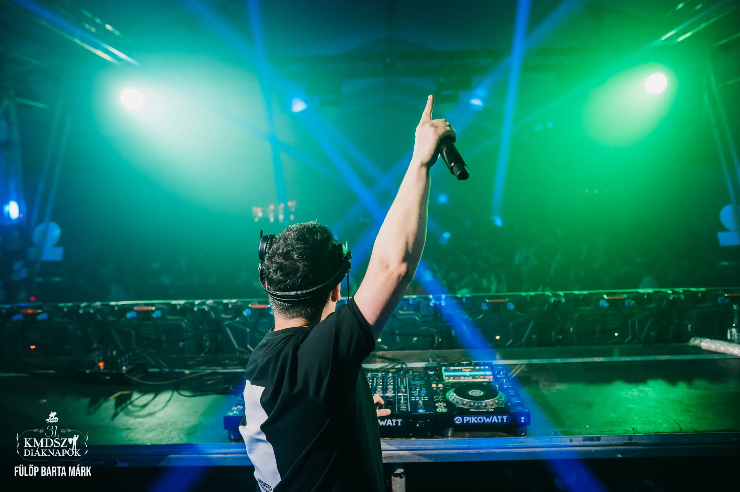 DJ la pupitru, în fața unui ring plin · Festivaluri · FBMark Events