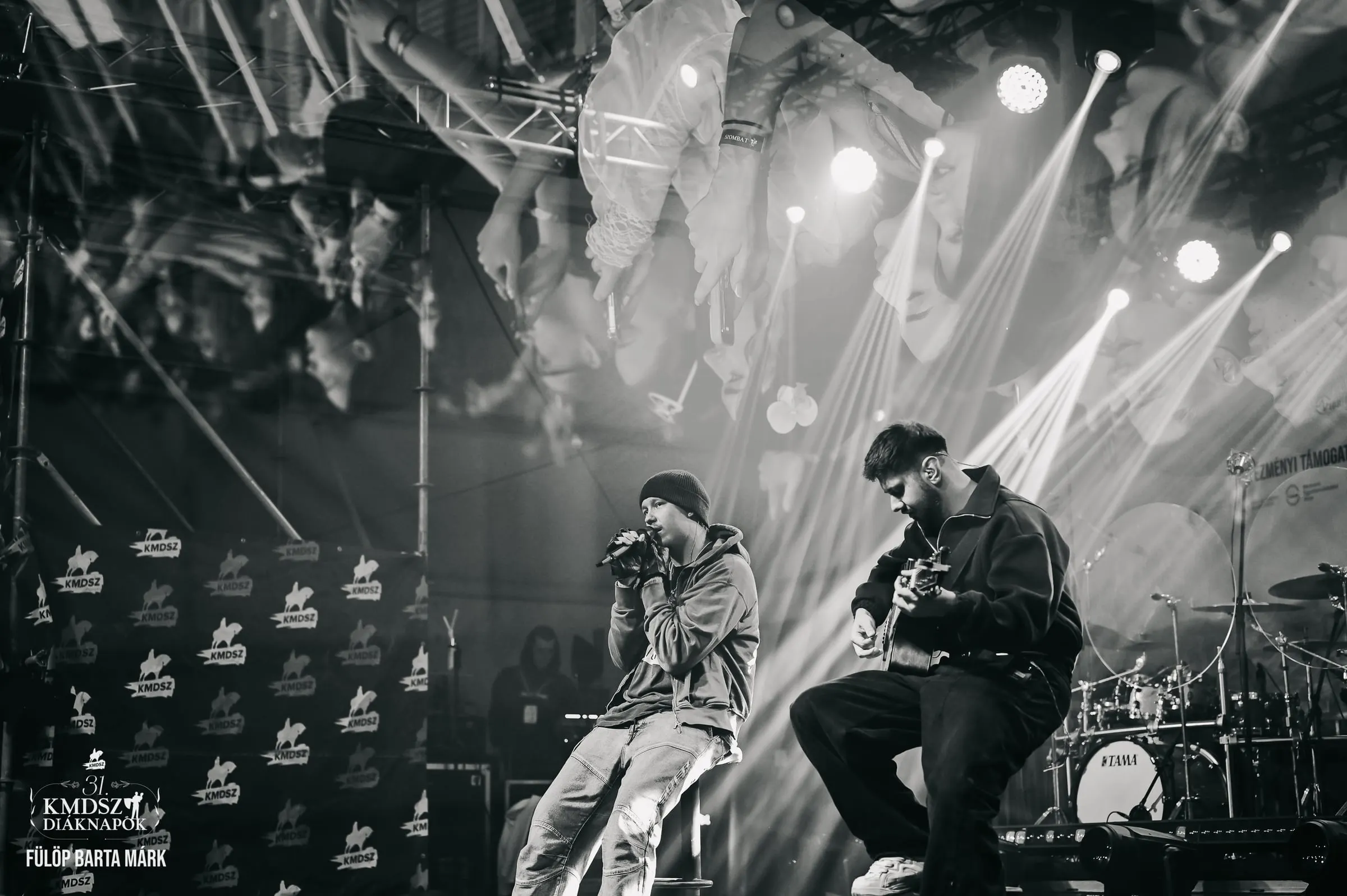 Artist cântând live pe scenă · Festivaluri · FBMark Events