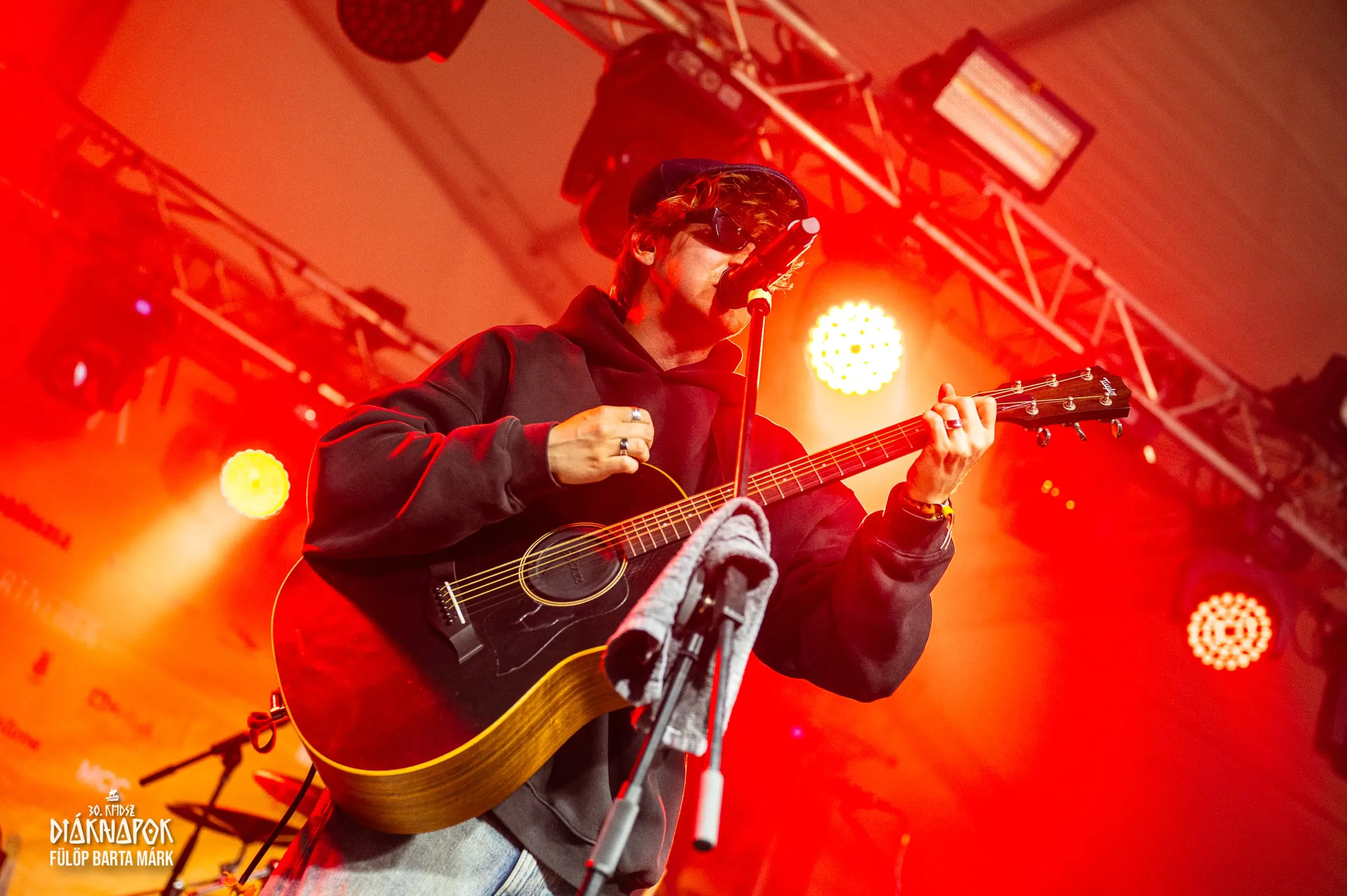 Artist cântând live pe scenă · Festivaluri · FBMark Events