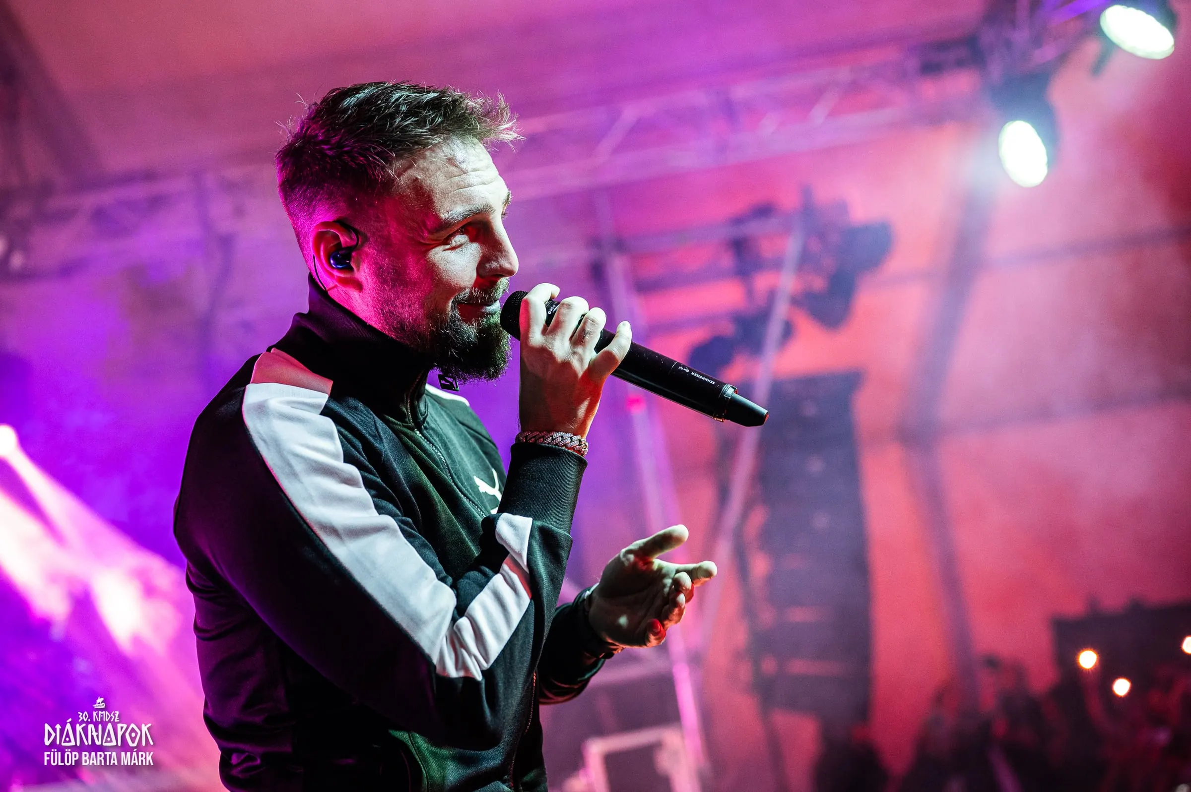 Artist cântând live pe scenă · Festivaluri · FBMark Events