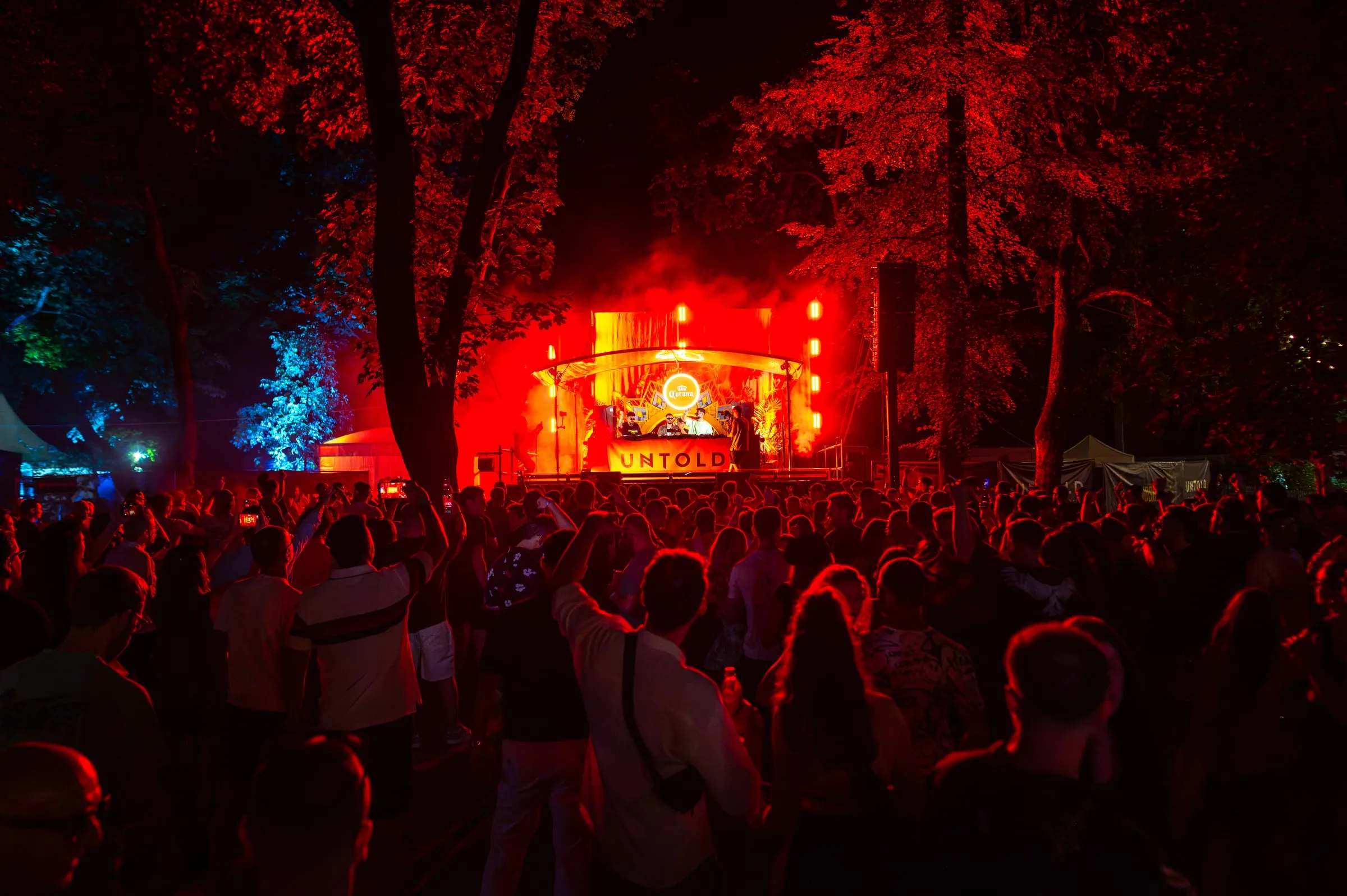 Scenă de festival, lumini și public · Festivaluri · FBMark Events