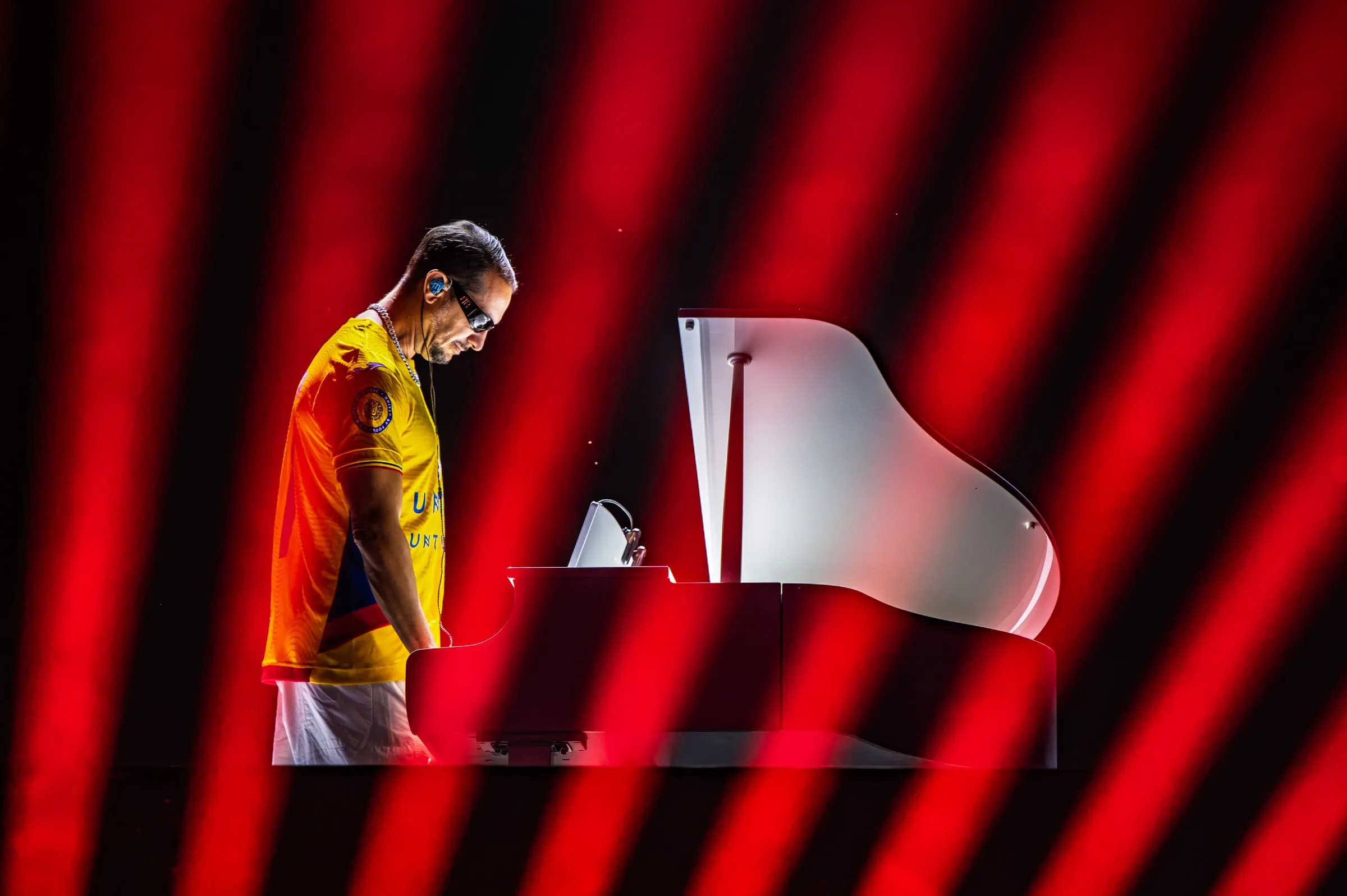 Artist cântând live pe scenă · Festivaluri · FBMark Events