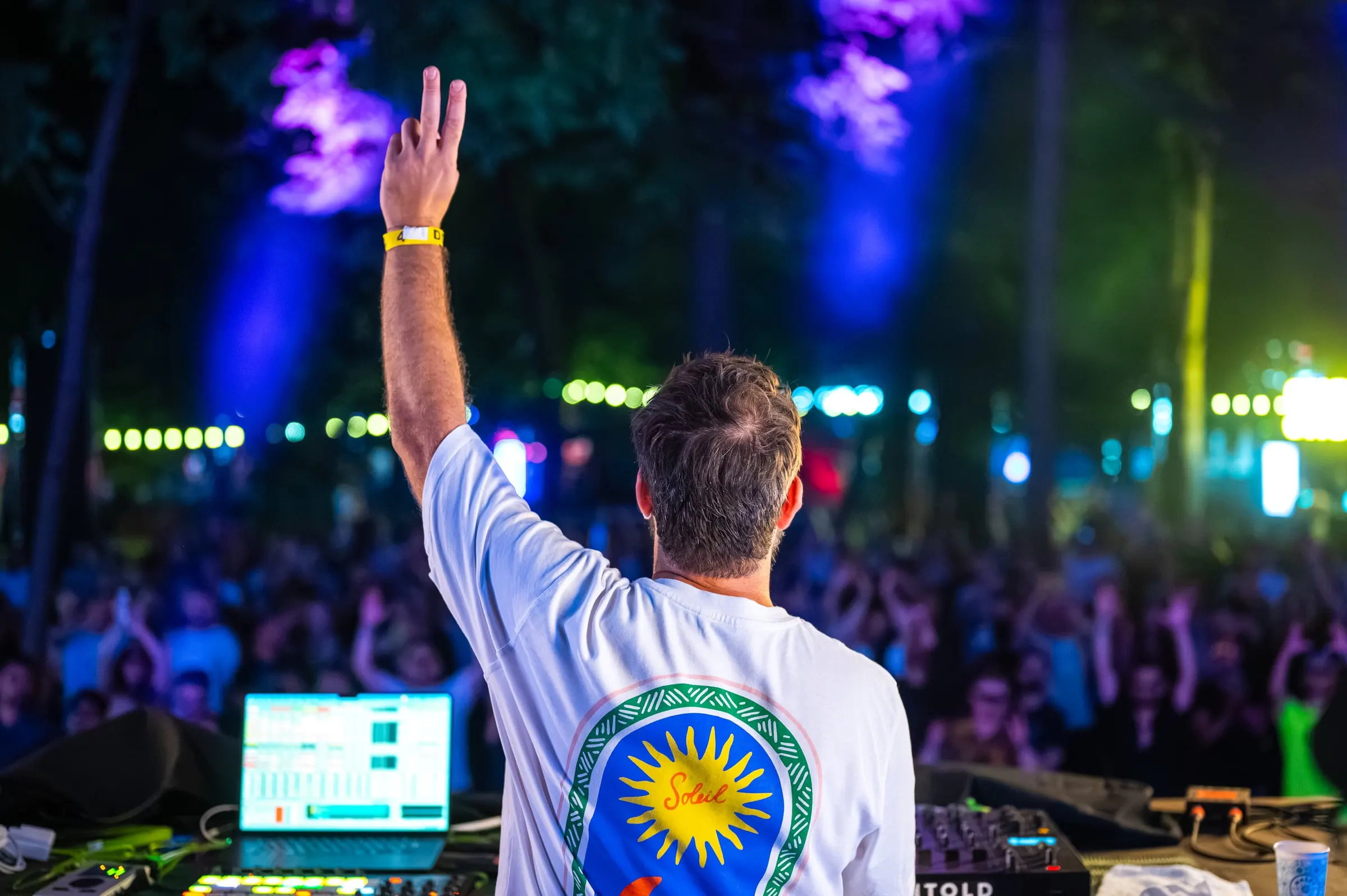 DJ la pupitru, în fața unui ring plin · Festivaluri · FBMark Events