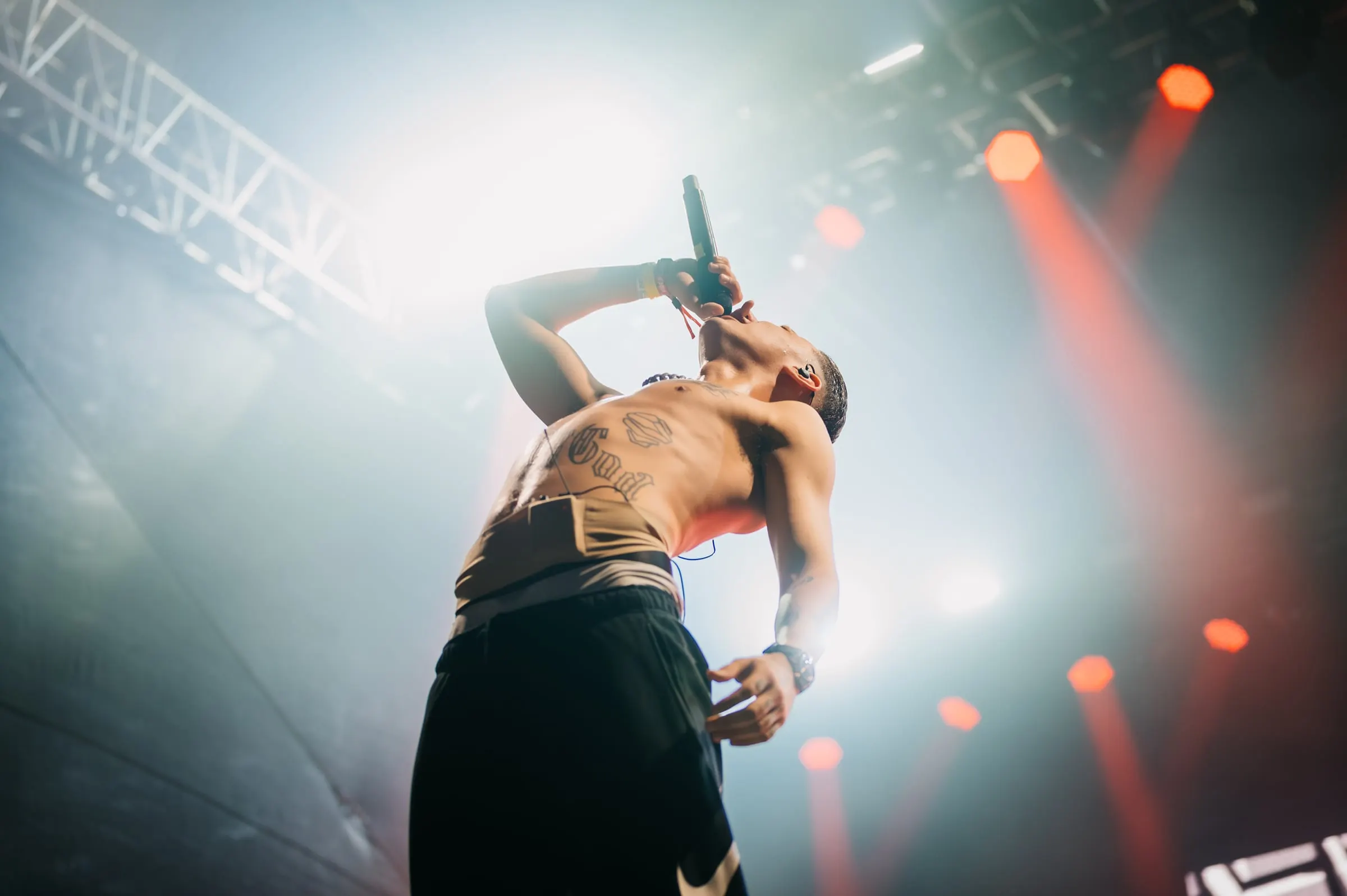 Artist cântând live pe scenă · Festivaluri · FBMark Events