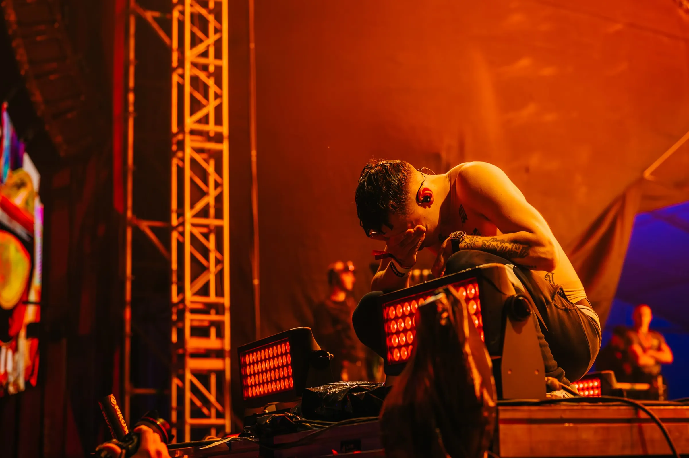 Artist cântând live pe scenă · Festivaluri · FBMark Events