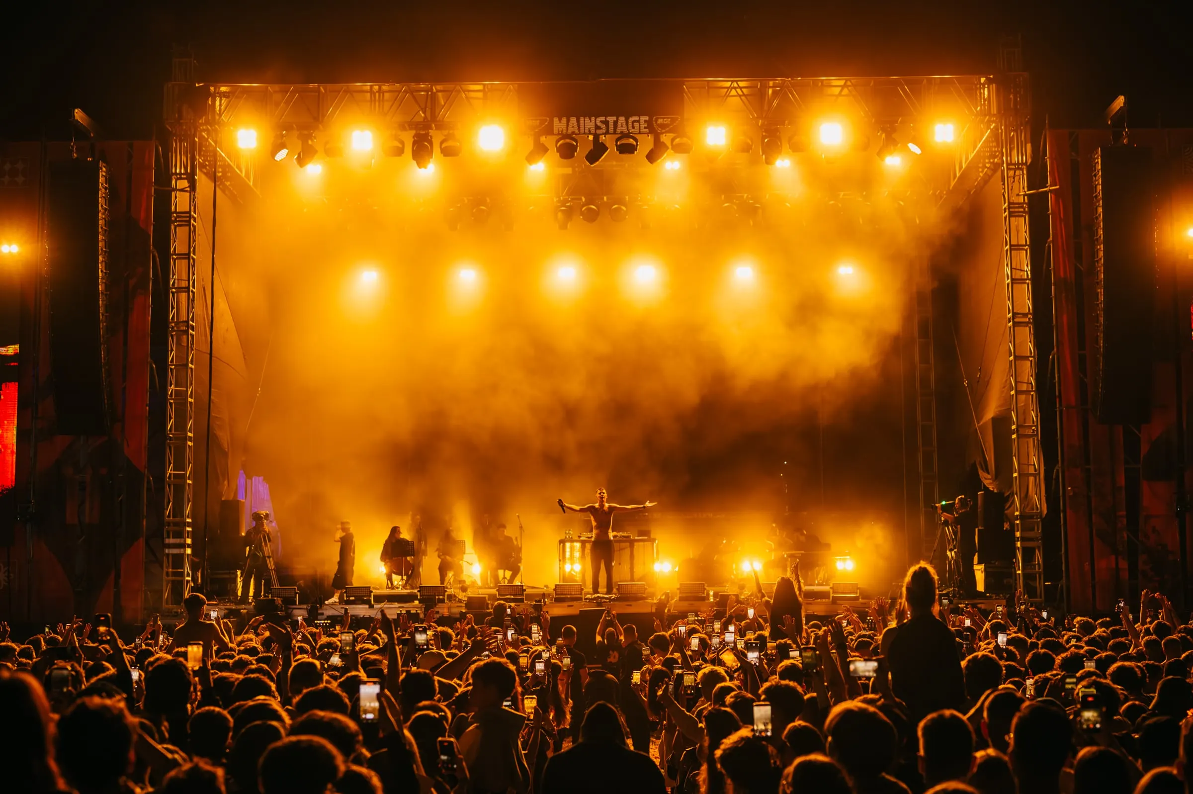 Scenă de festival, lumini și public · Festivaluri · FBMark Events