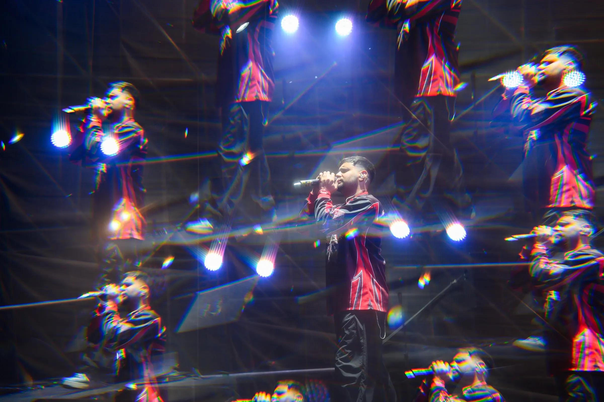 Artist cântând live pe scenă · Festivaluri · FBMark Events