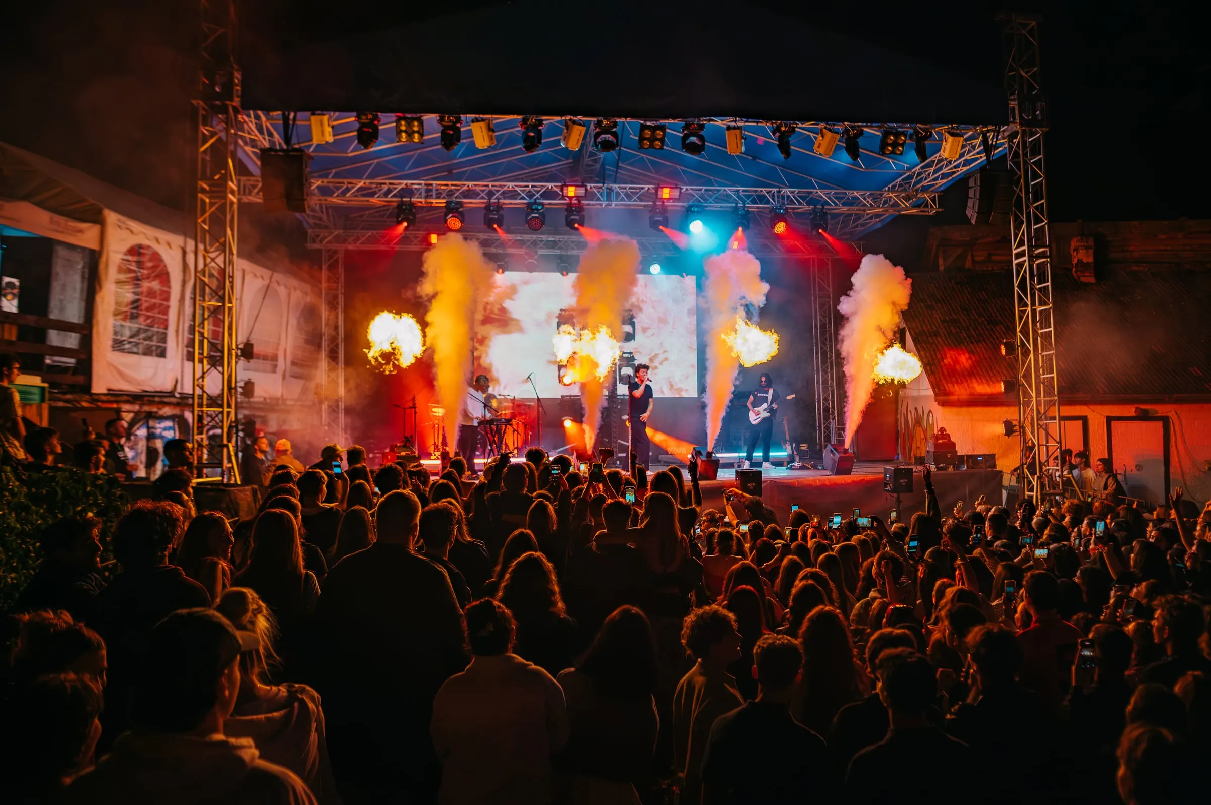 Artist cântând live pe scenă · Festivaluri · FBMark Events