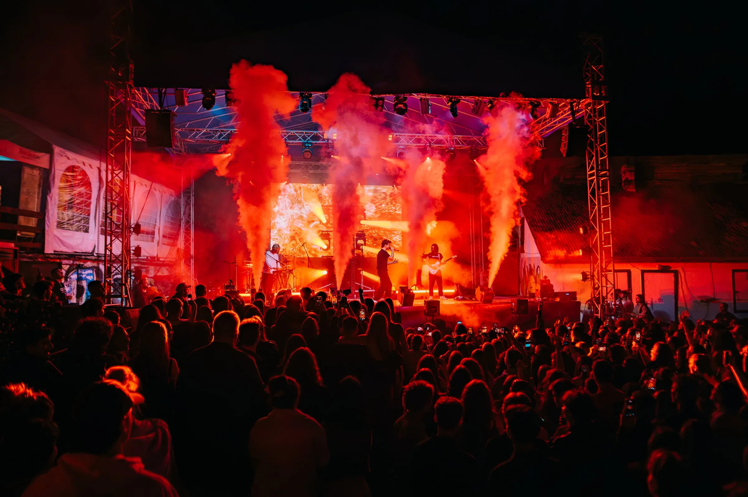 Artist cântând live pe scenă · Festivaluri · FBMark Events