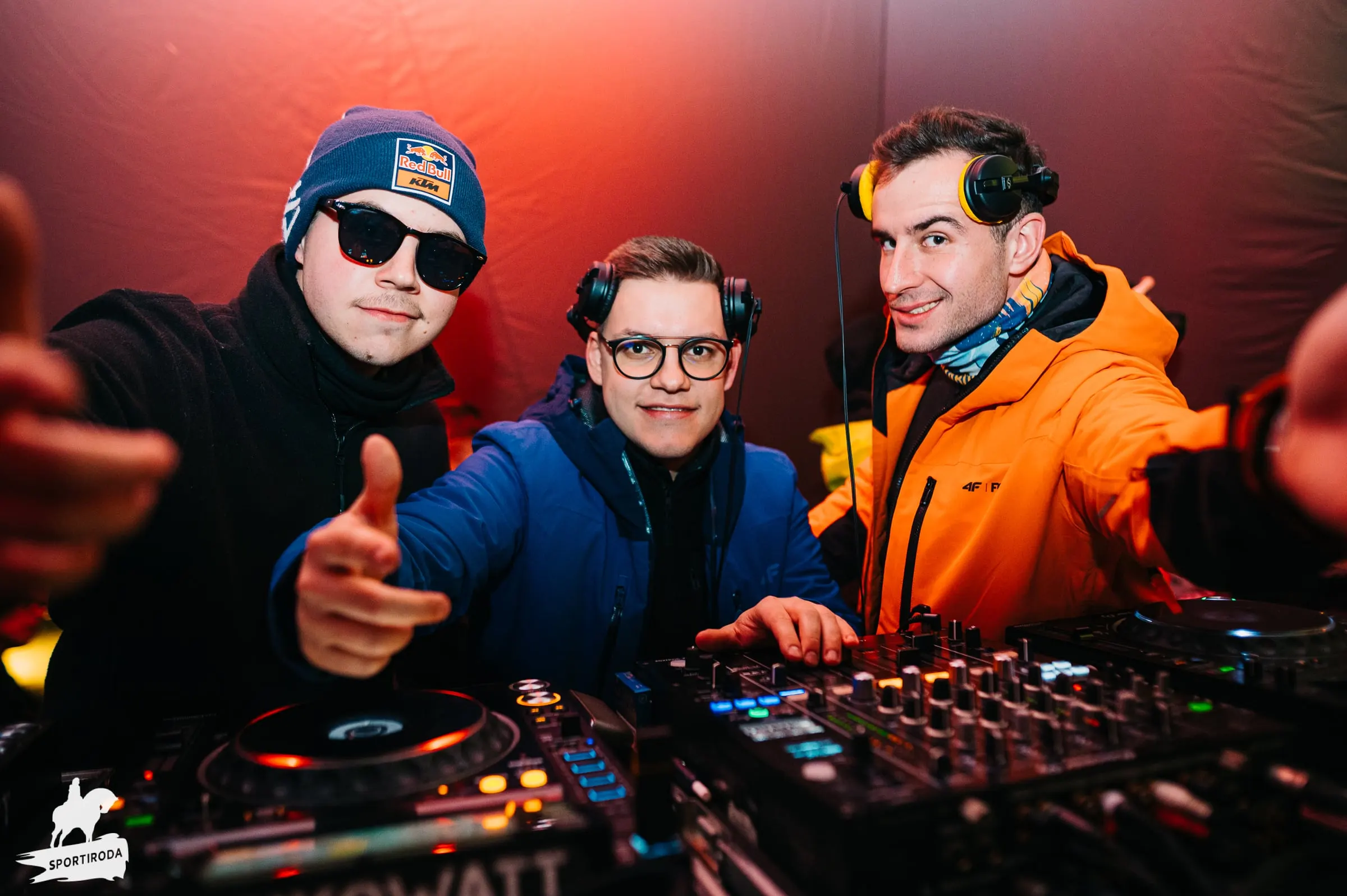 DJ la pupitru, în fața unui ring plin · Petreceri · FBMark Events
