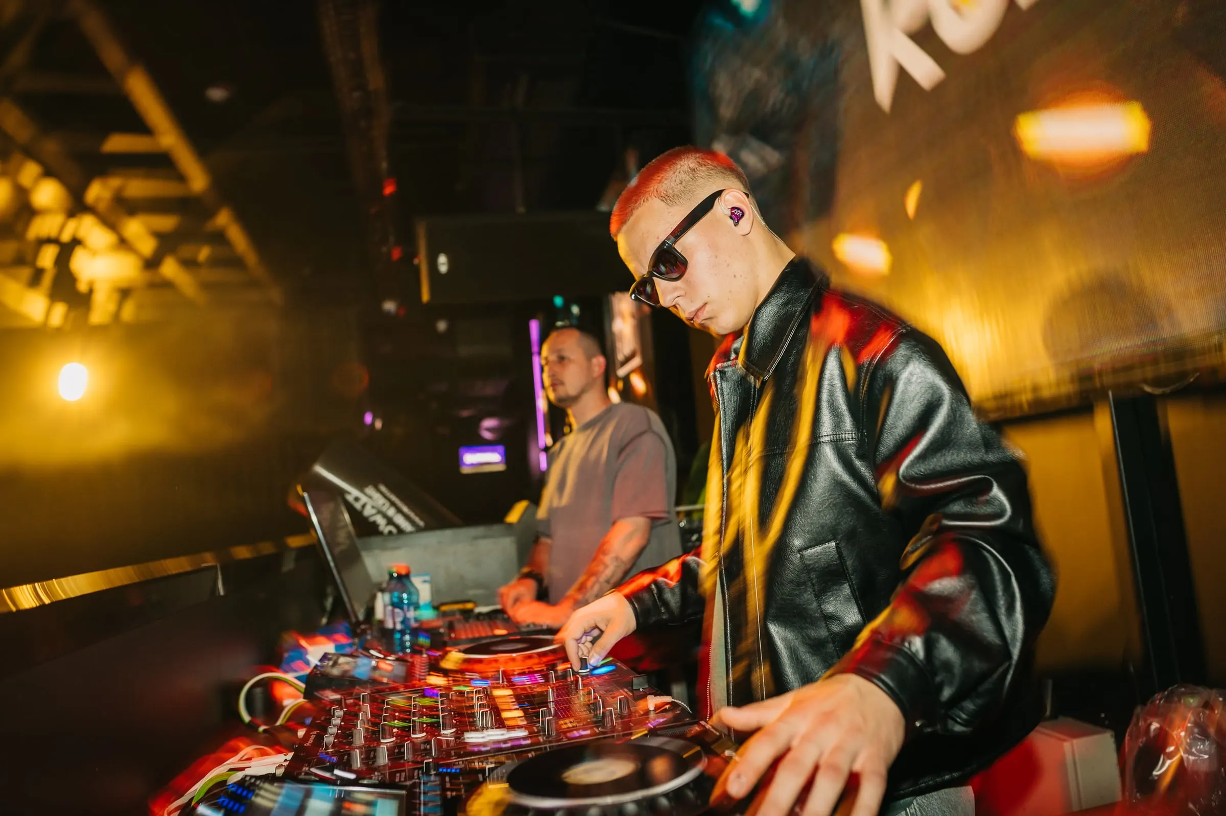 DJ la pupitru, în fața unui ring plin · Petreceri · FBMark Events