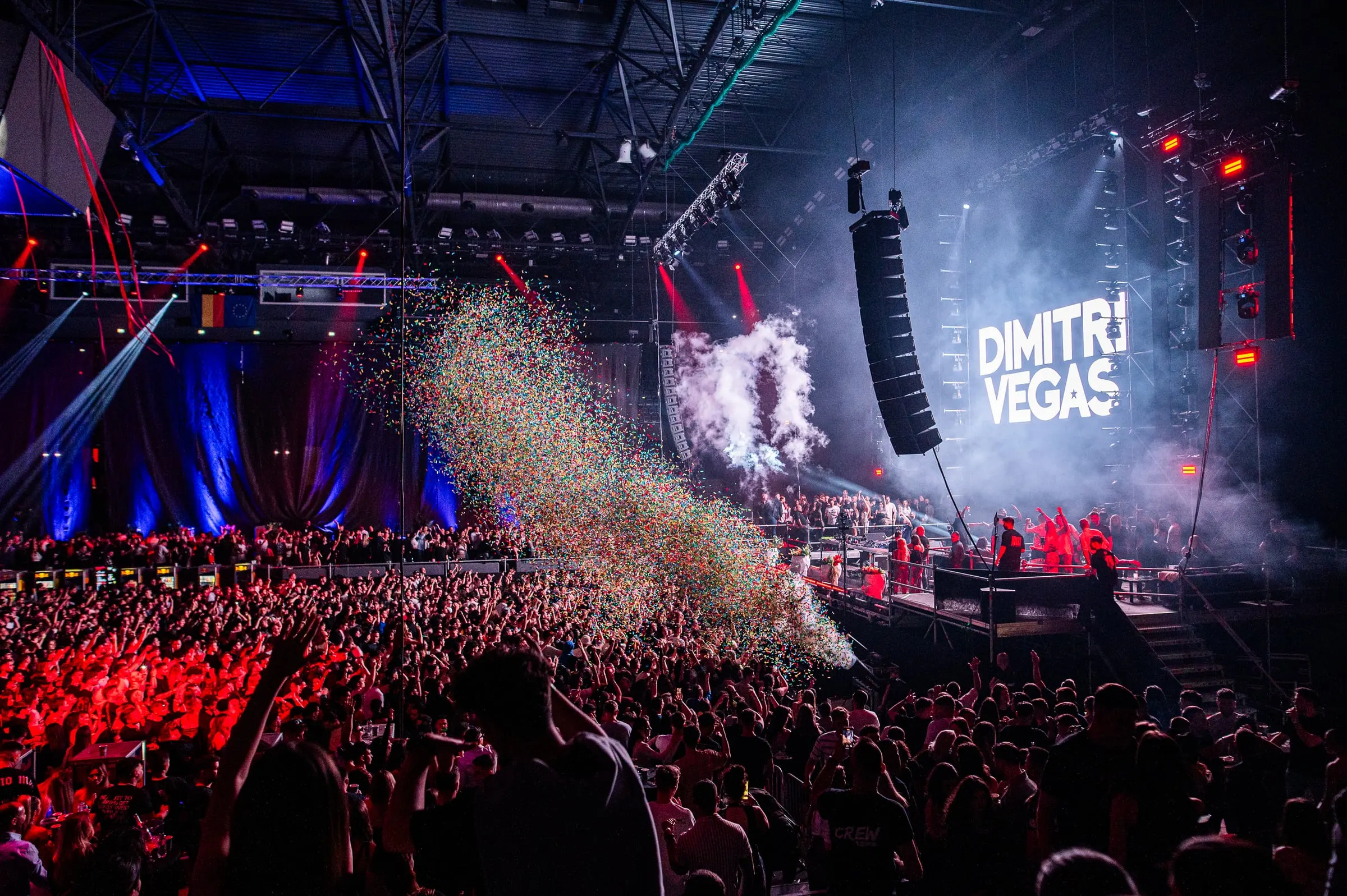 Scenă de festival, lumini și public · Petreceri · FBMark Events