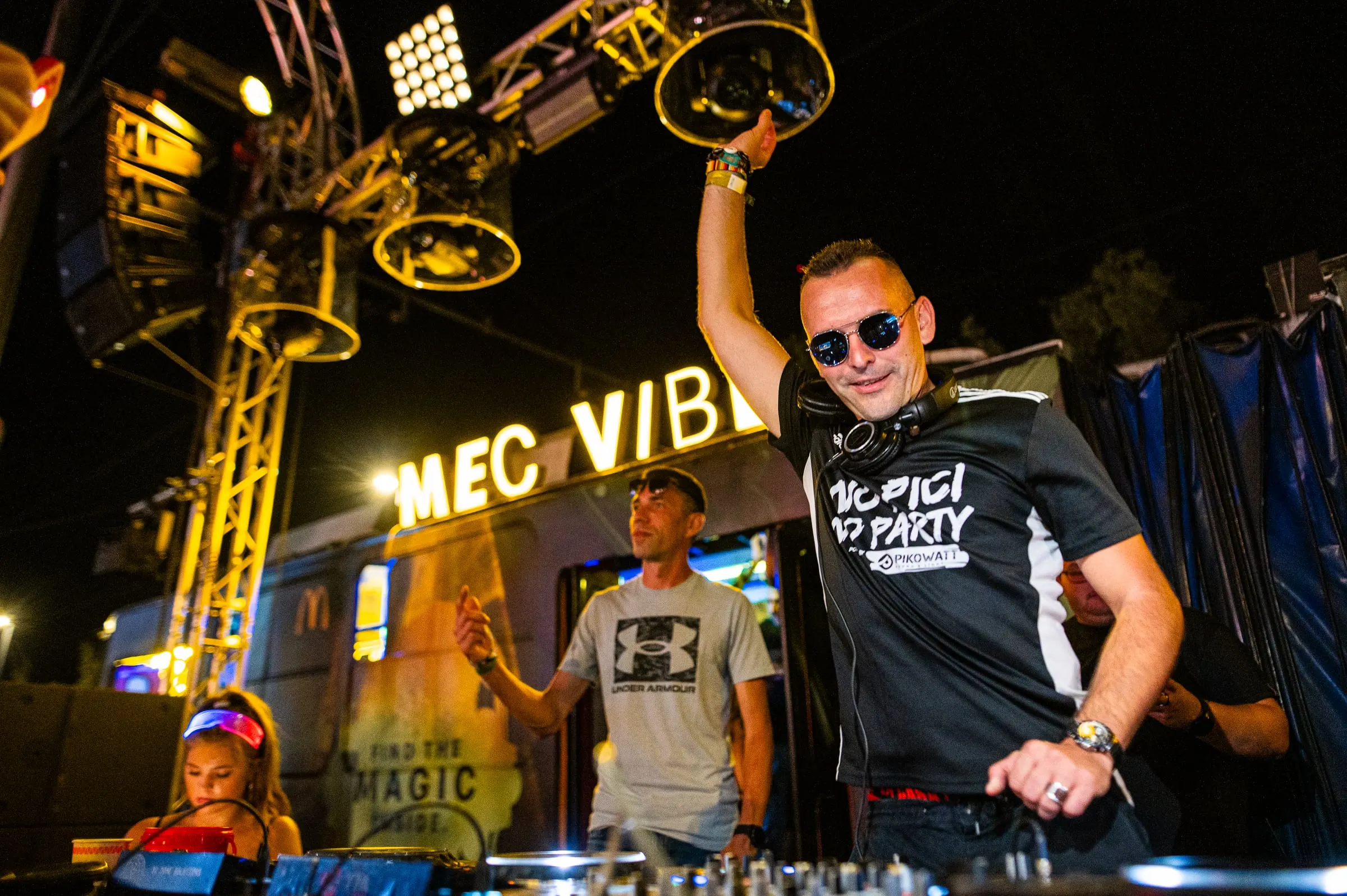 DJ la pupitru, în fața unui ring plin · Evenimente · FBMark Events